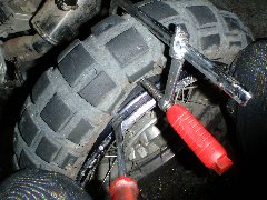 タイヤのビートを落とした隙間から見えるリムのフランジ部の写真