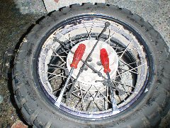 タイヤレバーで手前からピーとをはめている写真
