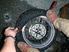 ビートプロテクターのかかった位置で力を入れてタイヤレバーをこじっている写真