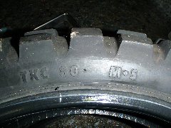 タイヤの銘柄と用途表示の写真