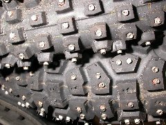 もう使えない壊れたスパイクタイヤの写真
