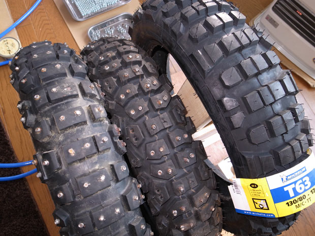 元旦宗谷岬ツーリング2015_古いスパイクタイヤと新品ベースタイヤの写真