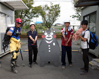 熊本VCのクマモンプレート前でボラ四名の集合写真