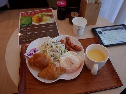 パンとサラダとコーンスープの朝食メニューの写真