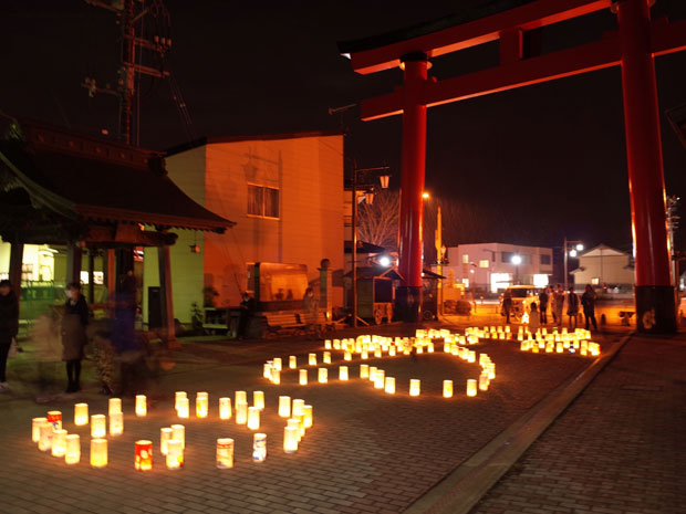 野田村愛宕神社の参道の追悼キャンドル灯篭