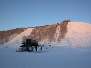 スキー場をロッジ前から見上げた写真左