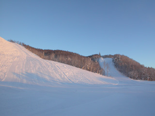 スキー場をロッジ前から見上げた写真右