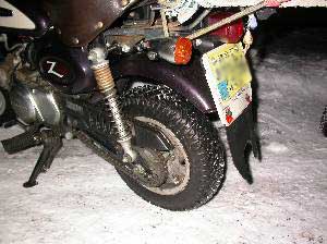 タイヤの小さな原動機付き自転車の写真