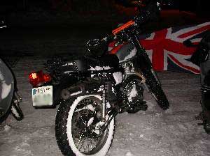 スパイクタイヤを履いたオフロードバイクの写真